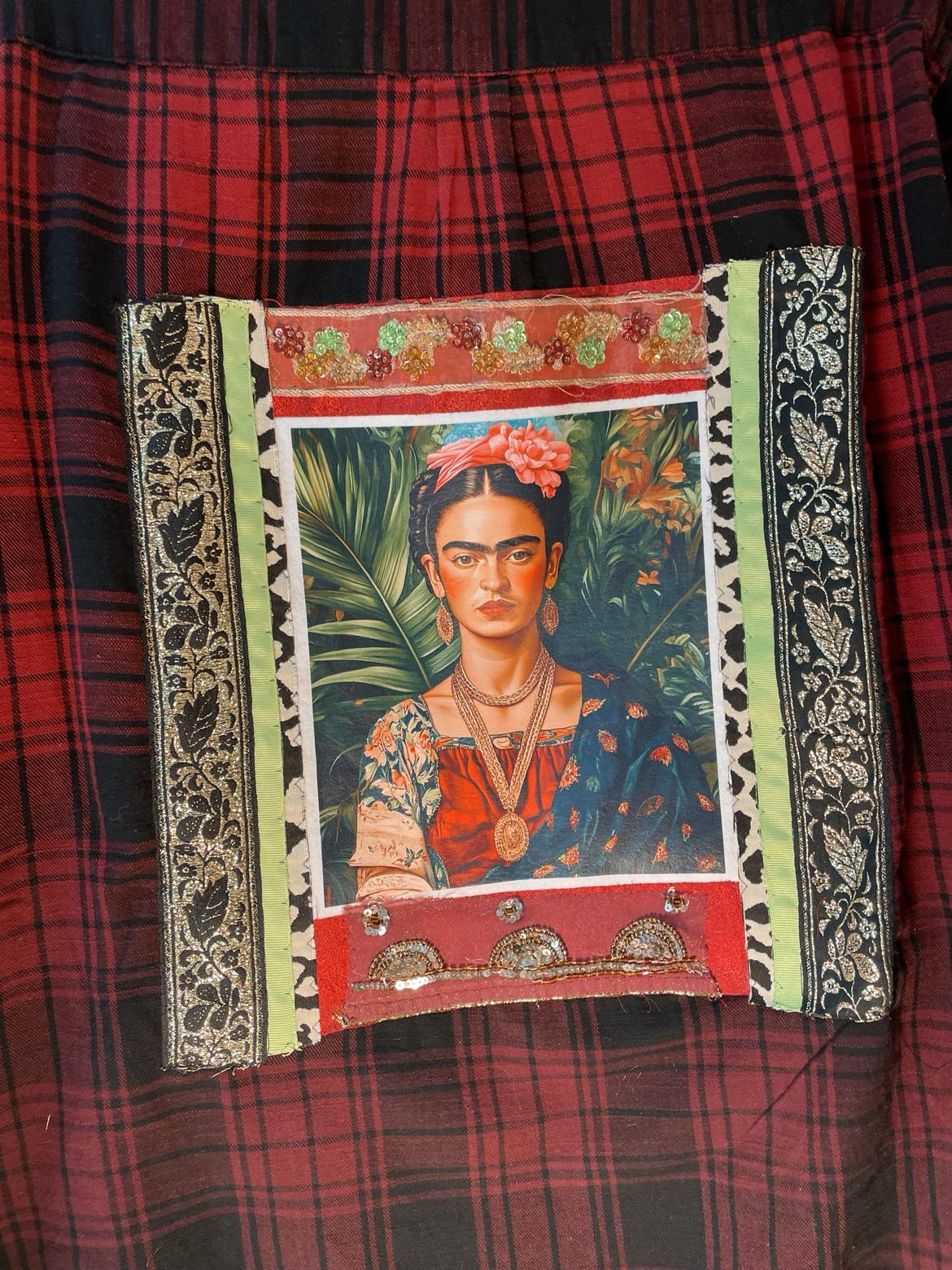 Frida en Rojo – Sacred Stitch in Scarlet Flannel