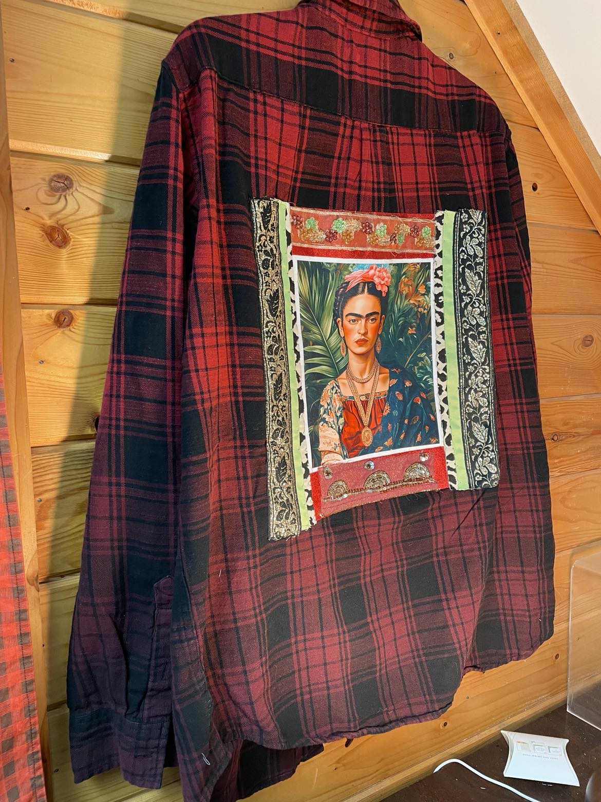 Frida en Rojo – Sacred Stitch in Scarlet Flannel